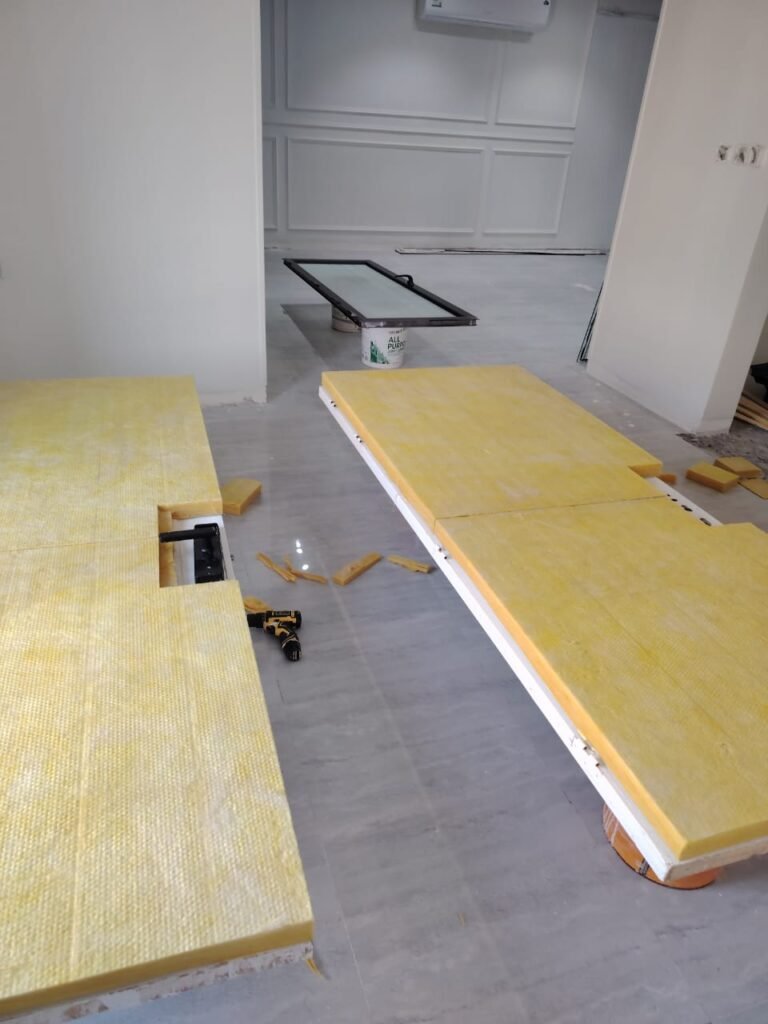 باب عازل للصوت بالخبر